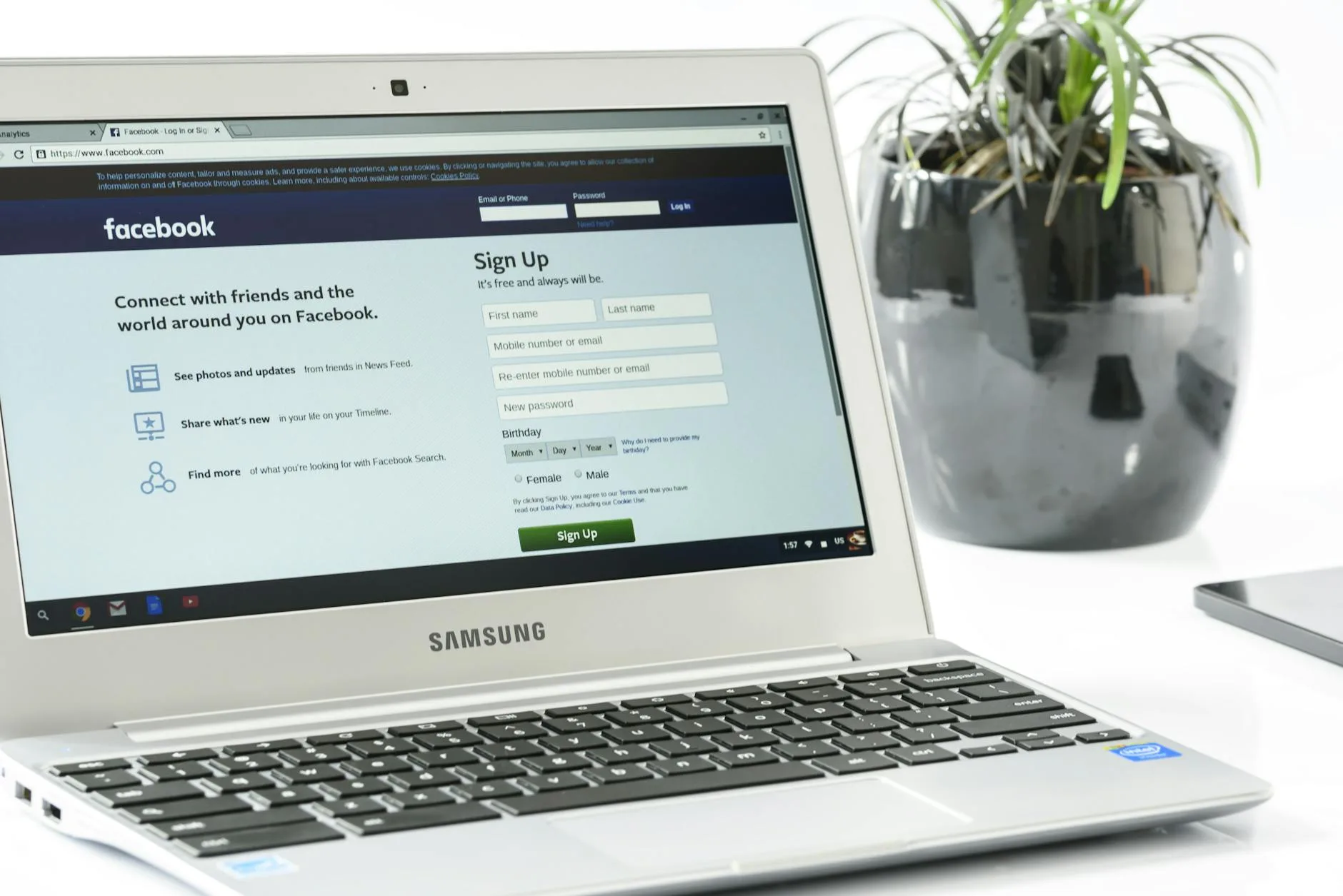 facebook login office laptop business 162622 Kursus Facebook Ads Jogja