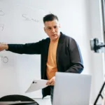 pexels photo 6326370 Pelajar mengelola toko online di laptop, contoh bisnis online mudah bagi mahasiswa