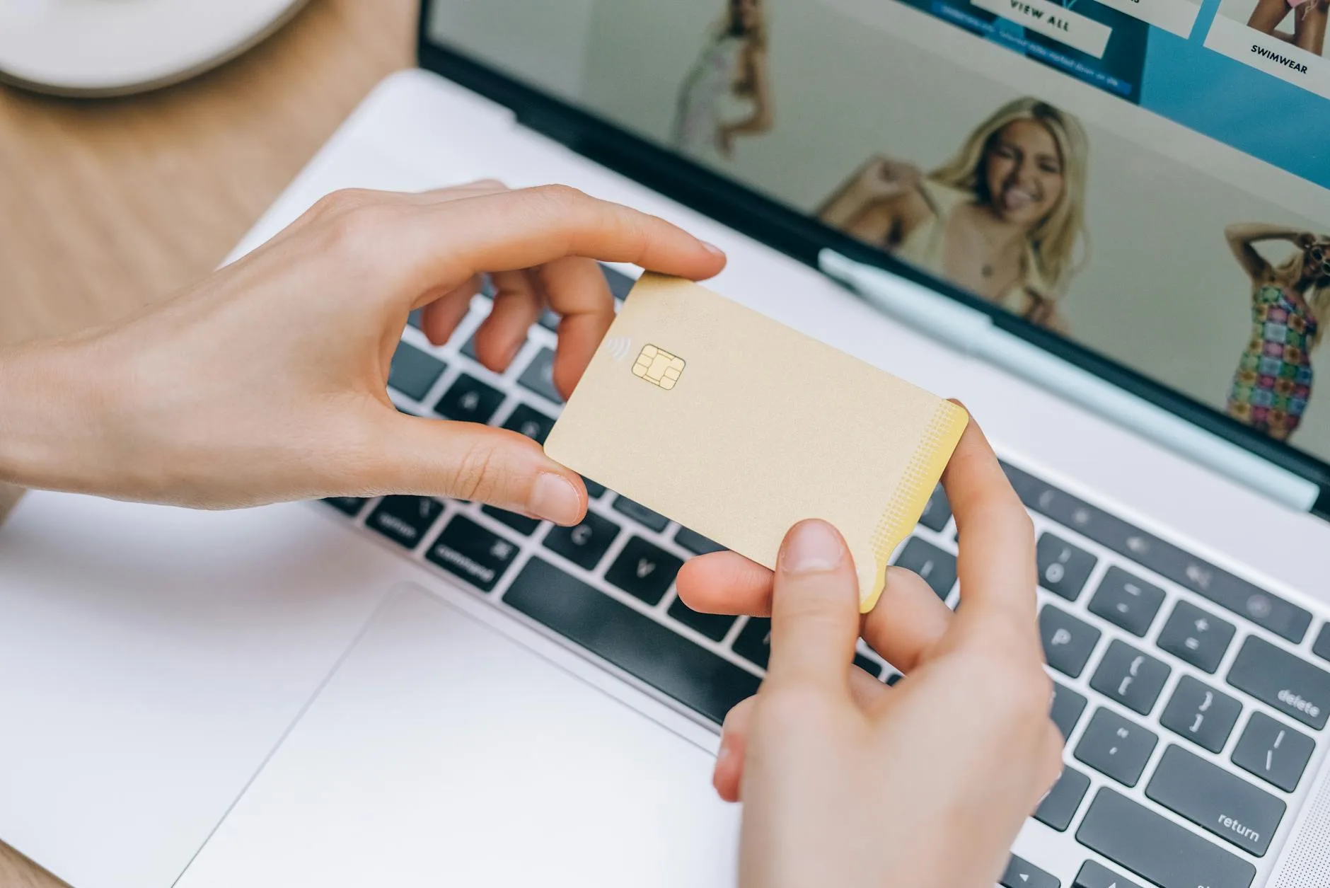 pexels photo 8938676 Pengusaha muda mengelola toko online dengan modal kecil, laptop, dan semangat.